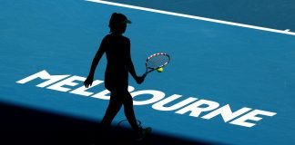 Tenistas y trabajadores del Australia Open dan positivo a Covid