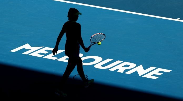 Tenistas y trabajadores del Australia Open dan positivo a Covid