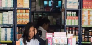 Congreso CDMX rechaza vacunar a médicos y trabajadores de farmacias contra Covid-19