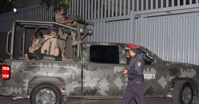MÉXICO D.F., 17ABRIL2015.- Un convoy fuertemente armado de personal del Ejercito Mexicano y de la Policia Federal ingreso en camión blindado a la SEIDO a una persona quien se presuntamente sea José Hugo Rodríguez Sánchez alias El Gafe, líder del Cártel del Golfo en Reynosa Tamaulipas.FOTO: SAÚL LÓPEZ /CUARTOSCURO.COM