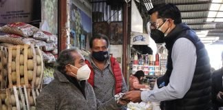 Reparten más de mil cubrebocas en central de abasto de Pachuca