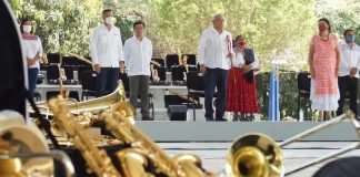AMLO entrega instrumentos musicales en Oaxaca