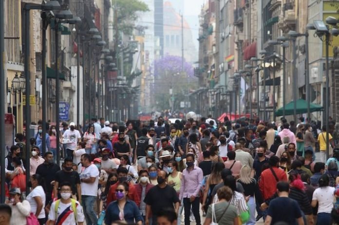 Capitalinos transitaron por las calles del Centro Histórico sin respetar la sana distancia en el marco del Semáforo Naranja