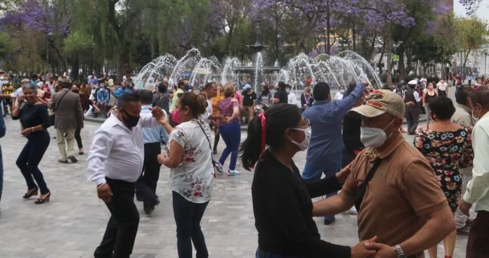 Parejas acudieron a la Alameda Central a bailar algunas canciones de cumbias a pesar de que se recomienda no bajar la guardia durante el Semáforo Naranja por la pandemia del Covid-19