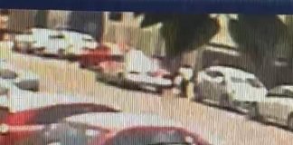 Taxista arrastra con su auto a una mujer con niño en brazos y roba mercancía en CDMX