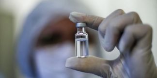 Suspenden vacunación con lote de AstraZeneca tras muerte de mujer