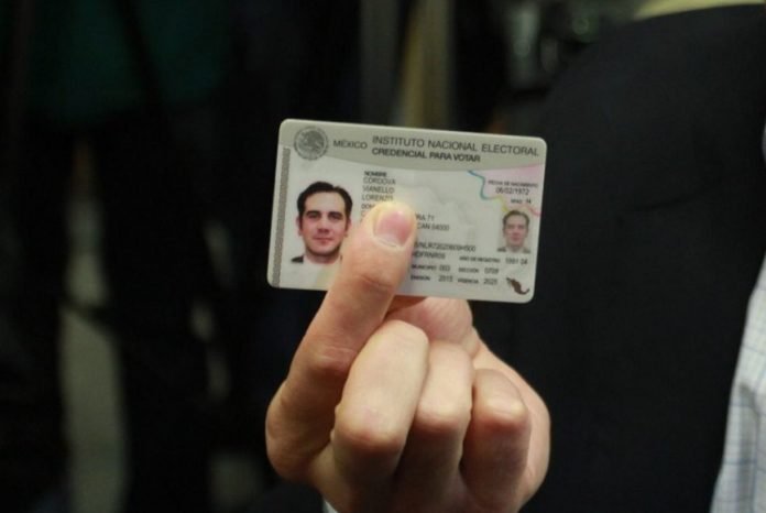 MÉXICO, D.F., 06FEBRERO2015.- El presidente del Instituto Federal Electoral, Lorenzo Córdova se presentó a uno de los módulos del INE para recibir su Identificación, y así ejercer su derecho al voto en estas elecciones 2015 e identificarse como ciudadano mexicano. Los módulos del INE estarán abiertos para el público de 8 am a 8 pm en algunos de sus instalaciones. Toda persona que solicitó la nueva identificación tiene hasta el 1 de marzo para recogerlas. El INE tiene bajo su resguardo más de un millón de credenciales. FOTO: ISABEL MATEOS /CUARTOSCURO.COM