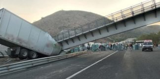 Puente peatonal cae sobre tráiler en la Querétaro-San Luis