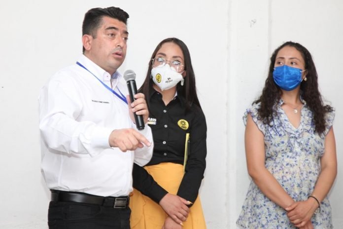 Damaris Yireth Hernandez Cuenca, Candidata a Diputada Local por el DTTO 2 de Zacualtipan de Angeles acompañada del Lic. Ricardo Gomez Moreno Presidente de la DEE del PRD en Hidalgo