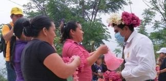 Hilario propone mercado de flores en Huasteca