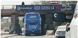 Autobús de los Tuzos se atoró bajo un puente en San Luis