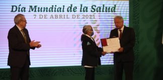 AMLO entrega Premios al Mérito por Día Mundial de la Salud