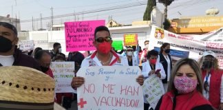Protestan para exigir vacunación a trabajadores de salud en Hidalgo