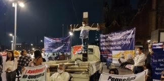 Usuarios de FAMSA protestan en Palacio Nacional