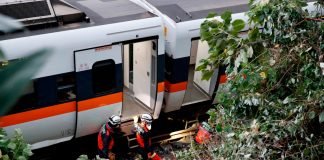 Tren descarrila en Taiwán y deja 48 muertos