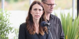 Nueva Zelanda sube impuestos a los ricos y aumenta salario a los de abajo