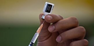 Personal de salud recibe dosis de refuerzo contra COVID-19