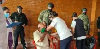 En CDMX, vacunan a adultos mayores en prisión