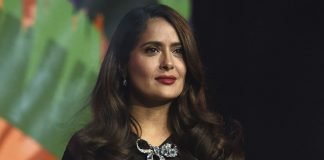 Revela Hayek que estuvo a punto de morir por Covid-19