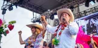 «Como la flor», Evelyn Salgado cierra campañas cantando Evelyn Salgado