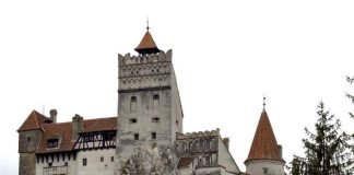 Aplican vacunas contra covid en Castillo de Drácula