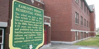 Hallan restos de 215 niños indígenas en una escuela de Canadá Escuela indígena