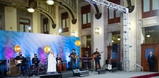 Hoy no informaremos nada; AMLO omite conferencia y ofrece recital por Día de las Madres