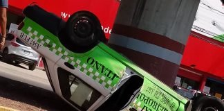 Taxi sufre volcadura a un costado del Estadio Hidalgo