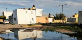 Ciudadanos reportan estancamiento de aguas negras en Mineral de la Reforma