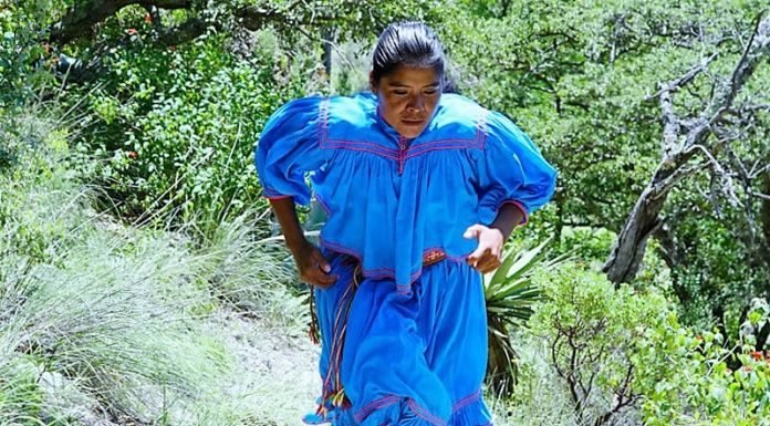 Corredora rarámuri pide apoyo para competir en Mineral del Chico