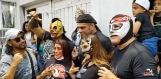 Luchadores se reúnen para consentir al niño agredido por el Vikingo