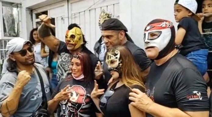 Luchadores se reúnen para consentir al niño agredido por el Vikingo