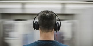 Súbale el volumen a la música: sonidos fuertes pueden ayudar con la soledad