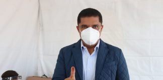 Julio Valera acude a emitir su voto en Zempoala