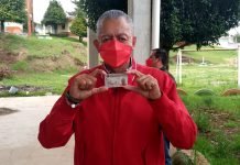 Chavo Neri emite su voto en Acaxochitlán