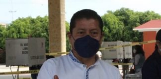 Edmundo Ramírez, candidato a alcalde, vota en Ixmiquilpan