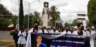 Marchan en silencio médicos del Hospital General por muerte de Betty Marcha BEtty