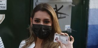 Evelyn Salgado emite su voto