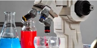 Investigadores construyen microscopio con LEGO y smartphones para niños
