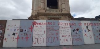 Lanzan pintura a Reloj Monumental y rayan barricadas Reloj Monumental