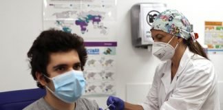 ¿Vacunar a los jóvenes antes que a los ancianos podría salvar más vidas? Vacunas jóvenes