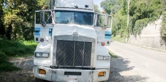Roban un camión y los detienen en Tepeji Trailer robado