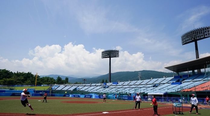 Oso invade instalaciones de softbol en Tokio Softbol Oso
