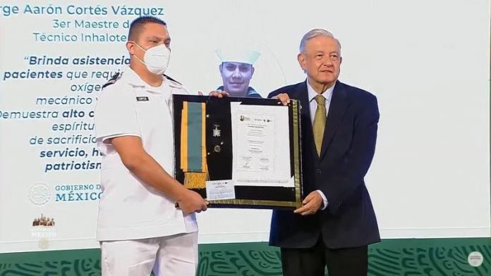 AMLO Condecoración