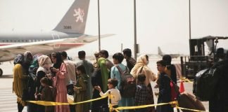 Talibanes advierten ‘consecuencias’ contra quienes busquen irse de Afganistán Aviones Afganistán