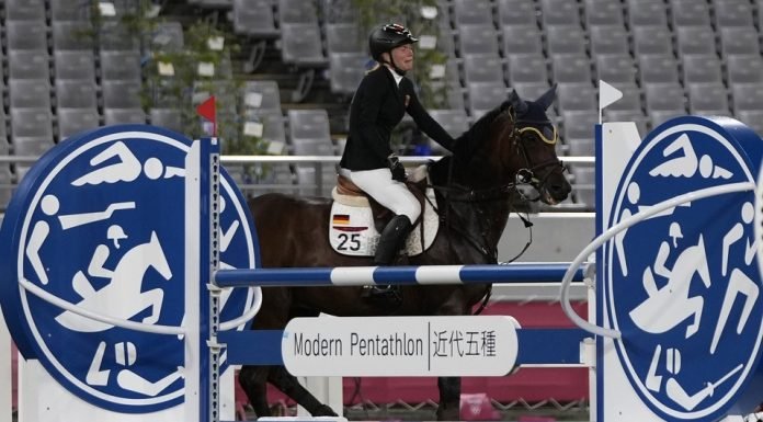Expulsan a entrenadora de pentatlón tras golpear caballo en Tokio JJOO Caballo