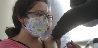 Piden a ‘chaviza’ respetar turno de vacunación en Xochimilco Vacunas Xochimilco