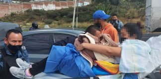 Mujer da luz sobre Super Vía Colosio, la auxilian policías