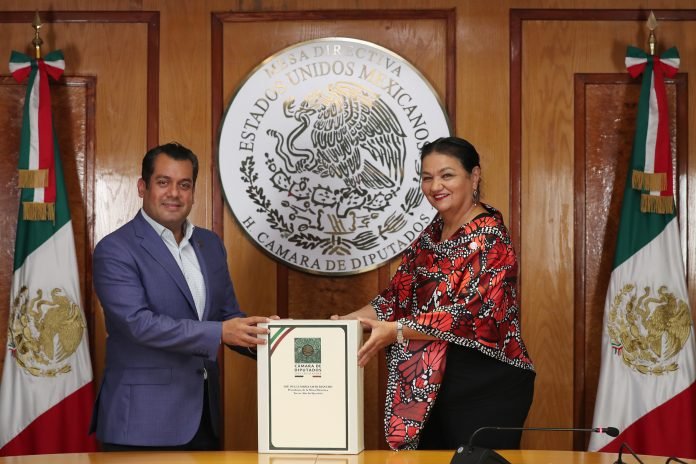 Sauri entrega Mesa Directiva