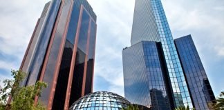 El peso mexicano sigue cayendo y se acerca a los 20 pesos por dólar Bolsa Mexicana de Valores